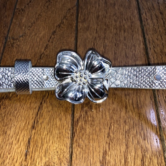 Lilly Pulitzer Accessories - Lilly Pulitzer silver flower belt Lilly Pulitzer Accessories - Lilly Pulitzer silver flower belt